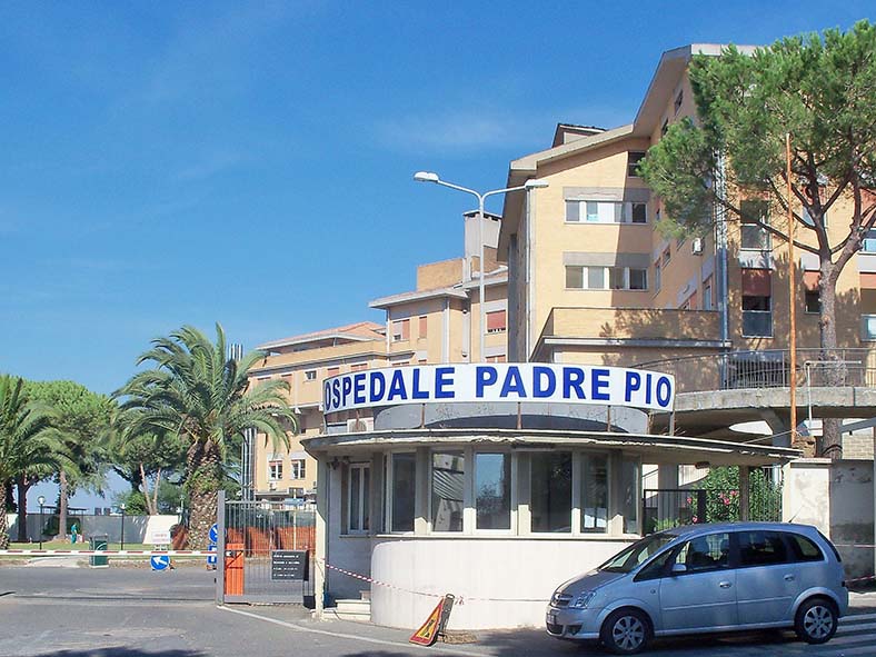 ingresso dell'ospedale Padre Pio di Bracciano