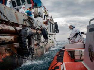 gommoni delle ong salvano i migranti in mare