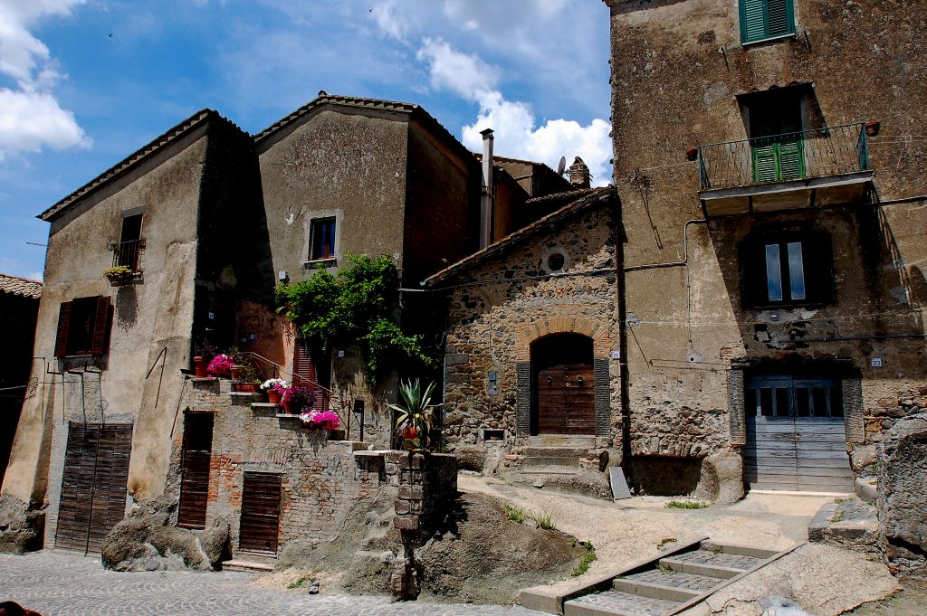 lento, Bracciano, Centro storico