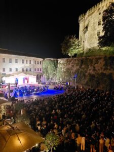 Grande successo a Bracciano per Il Barbiere di Siviglia con Opera Camion