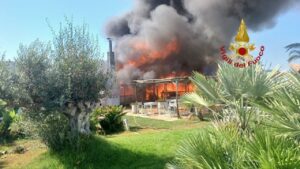 Maccarese: incendio a stabilimento La Rambla Beach