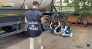 Finanza intercetta a Bracciano oltre 1800 litri di Gpl in nero. Denunciato autista cisterna e titolare ditta